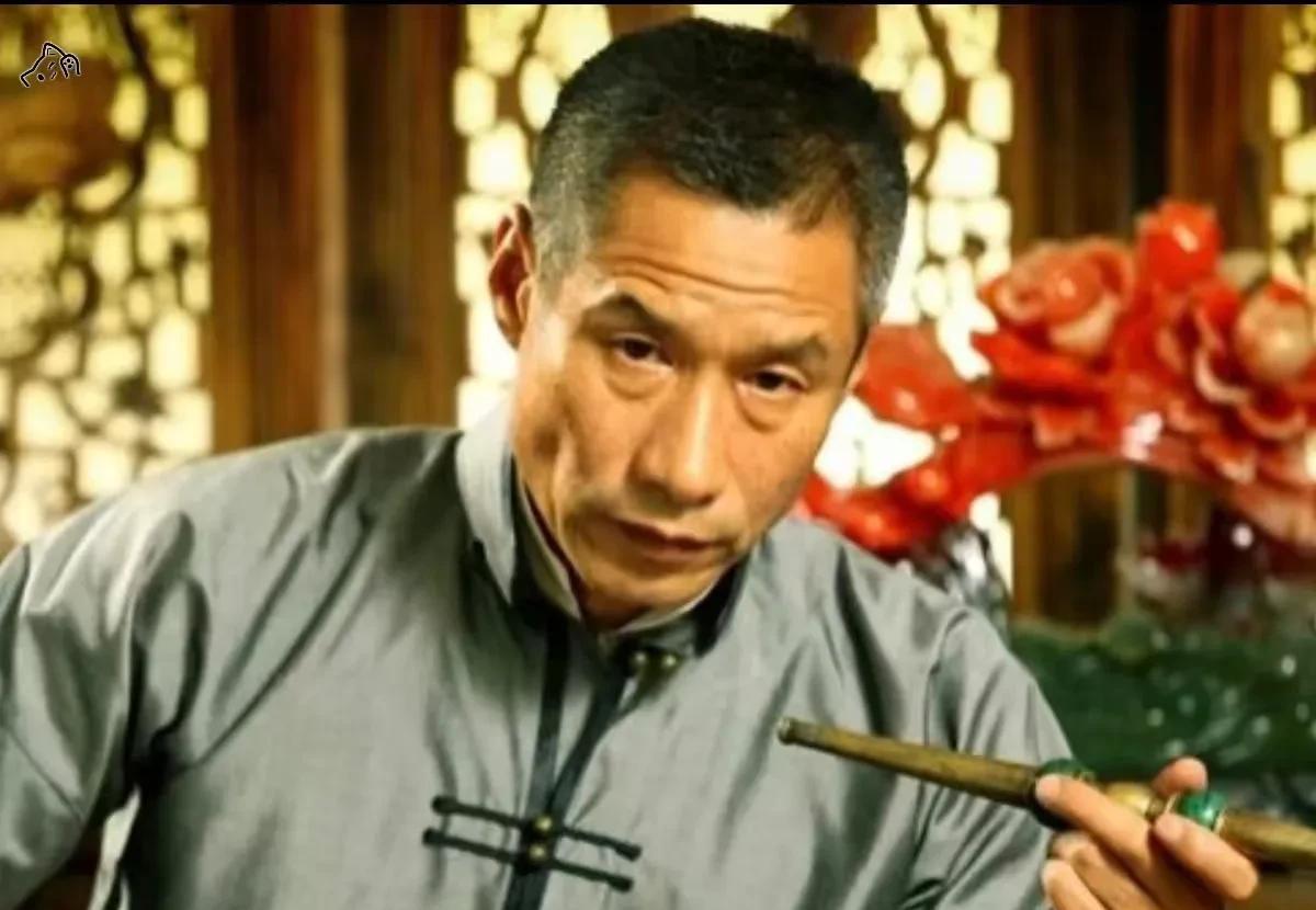 要说这演艺圈啊，
有时候真就跟翻书似的，前一页还在泥里打滚，后一页说不定就被人拉