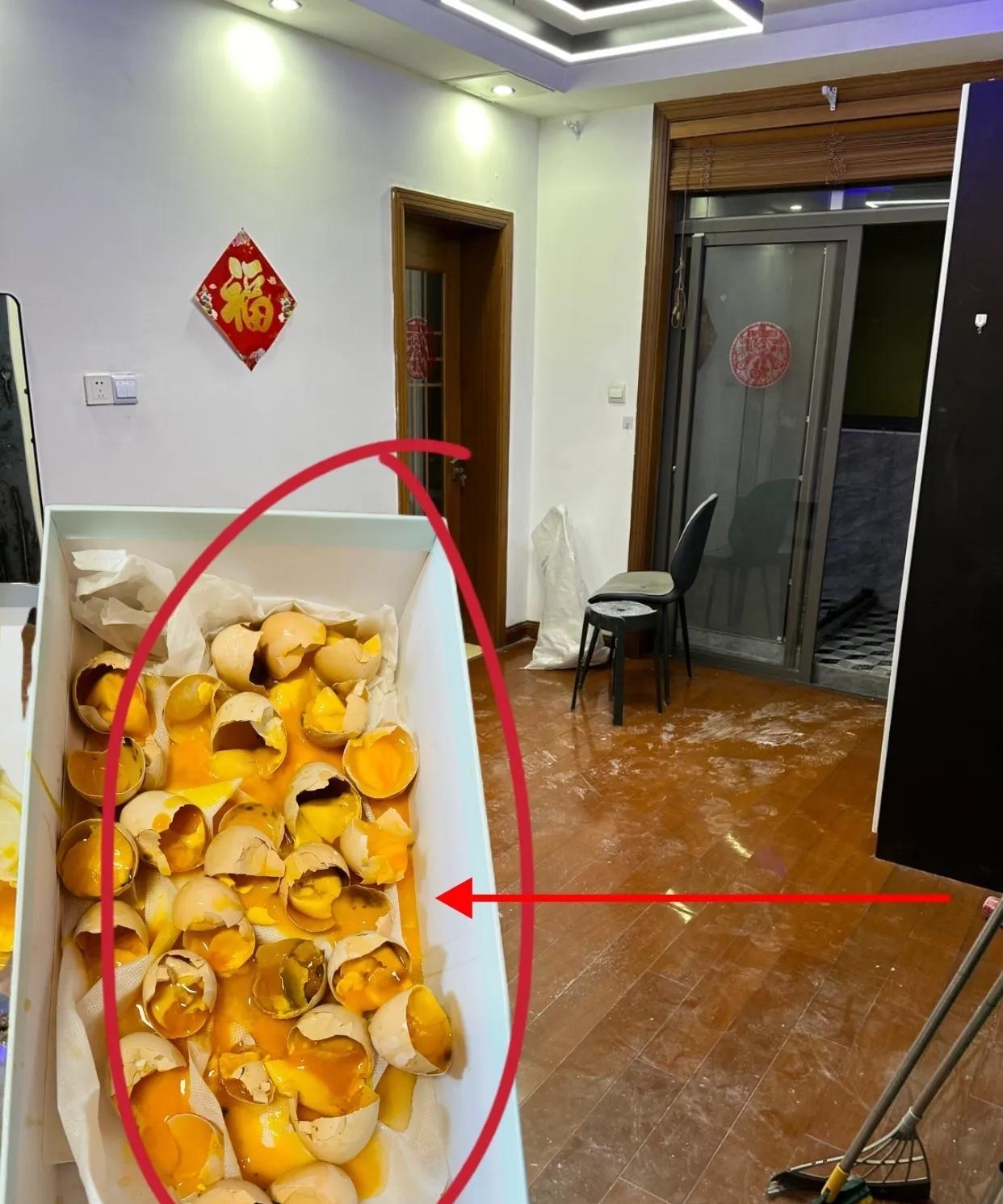 房东不退押金，房客一怒之下买了 300 多个鸡蛋，全倒进装修夹层。一个月后，房东