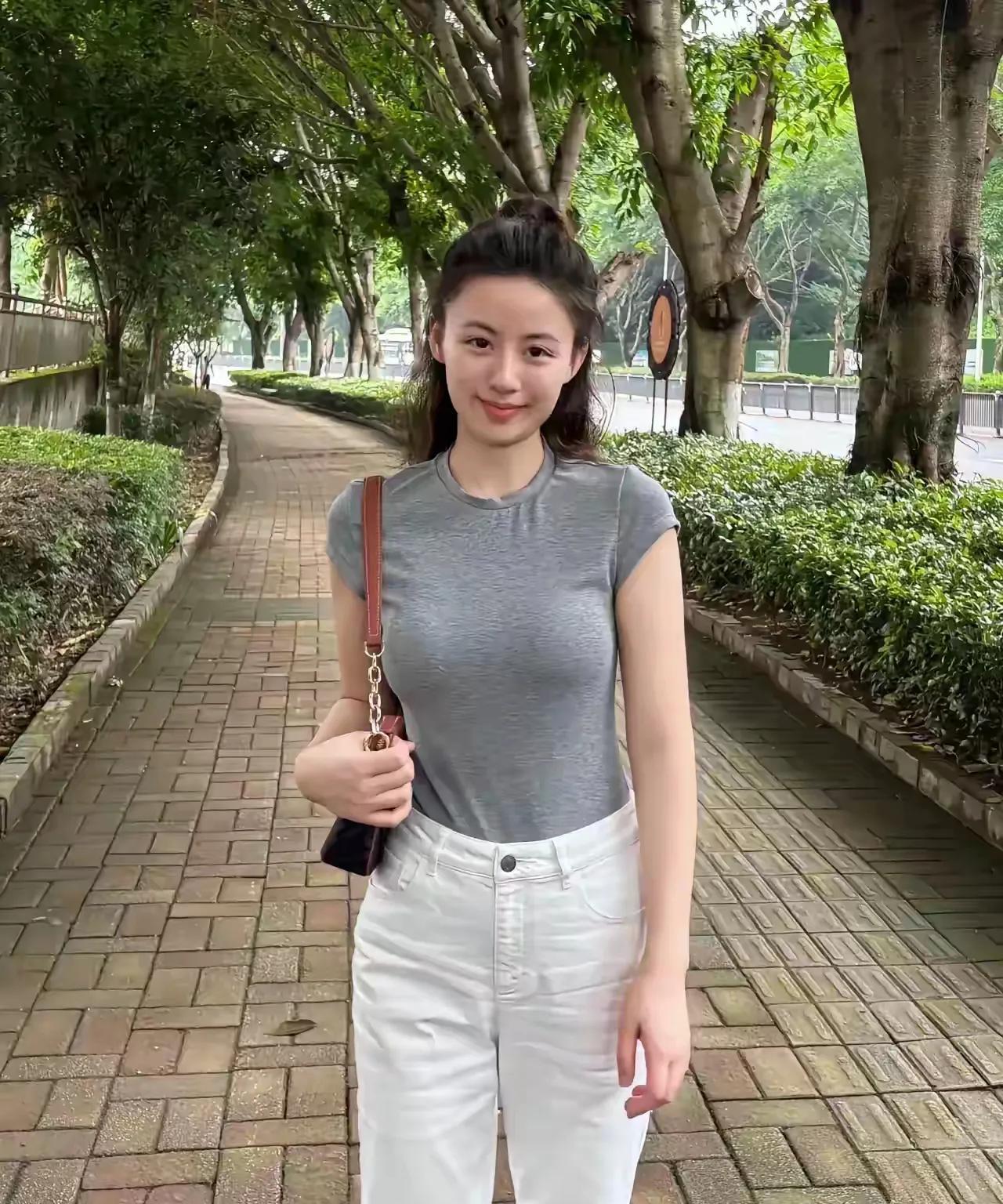 邻居老朱是一个爱吃不爱穿的人，他常说只要吃好了，穿什么都无所谓。
但是她老婆却是