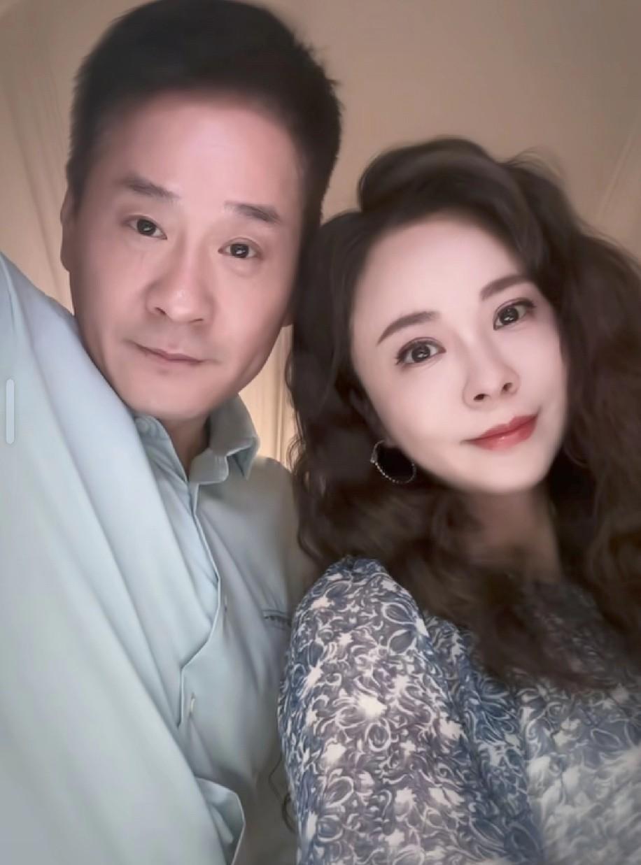 杨若兮现在是找到了自己的幸福。
18岁就和老炮刘威在一起相恋。
可惜，9年错付了