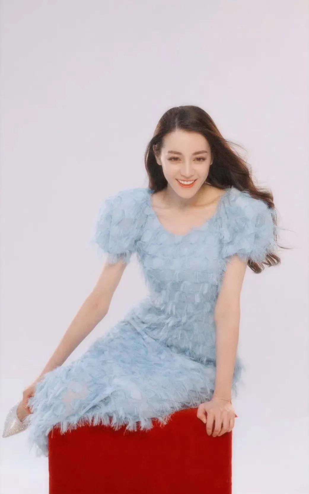 元气满满的迪丽热巴，她这个时期真的少女感爆棚，身材也好，即使穿着这种一不小心就显