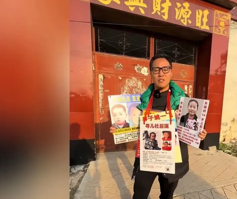 杜小华已经到了姜甲儒的老家，恳求知道小米奇消息的人告诉他信息。
马上姜甲儒被抢走