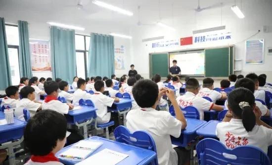 6月12日下午，中国科大团队赴长丰岗集镇育才路小学开展大科学装置教育专题行动。这