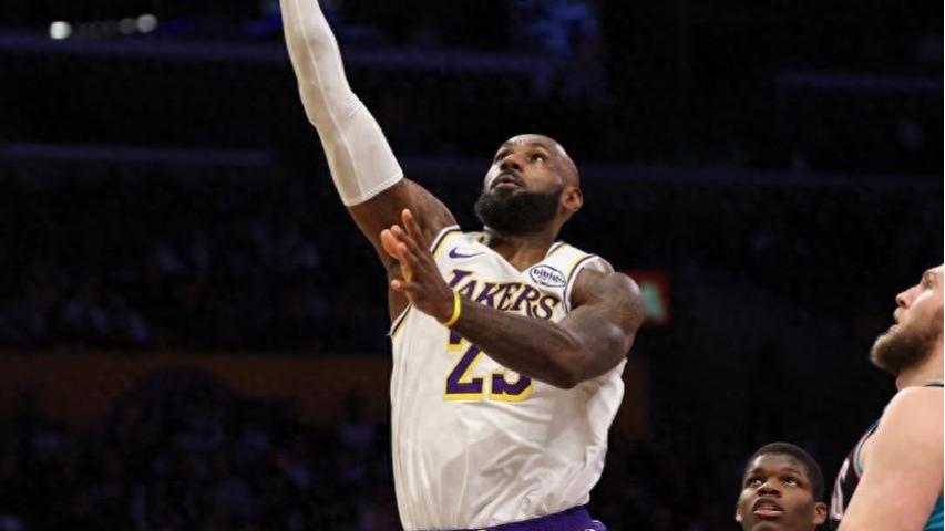 詹姆斯回应与珍妮·巴斯不和传闻：并不在乎别人怎么看我