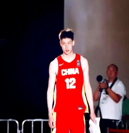 首轮14顺位！中国中锋再冲NBA
比杨瀚森还高两位，07年的郇斯楠已经排进20