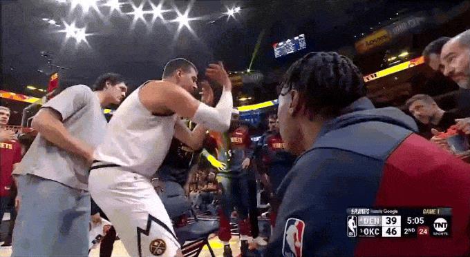 约基奇绝对是NBA“球队第一球霸”，但是这样的球霸真的让队友大爱！！！
今日掘金