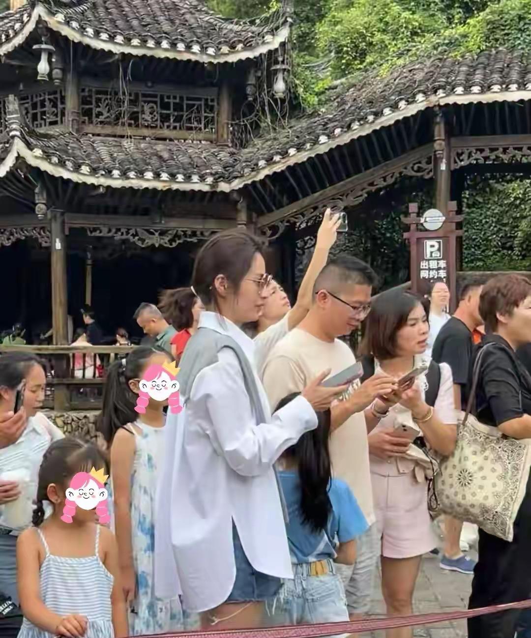 8月6日，网友偶遇颖儿带女儿小月亮在贵州。原来颖儿是在当地拍新戏《小芳出嫁》，她