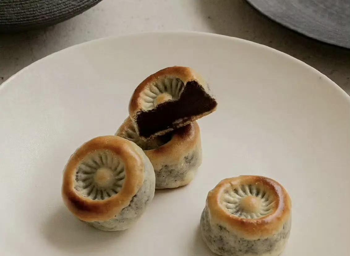 我们一句“好吃”，韩国皇南饼卖爆了！
这玩意看似不起眼，价格也便宜，不知为何被选