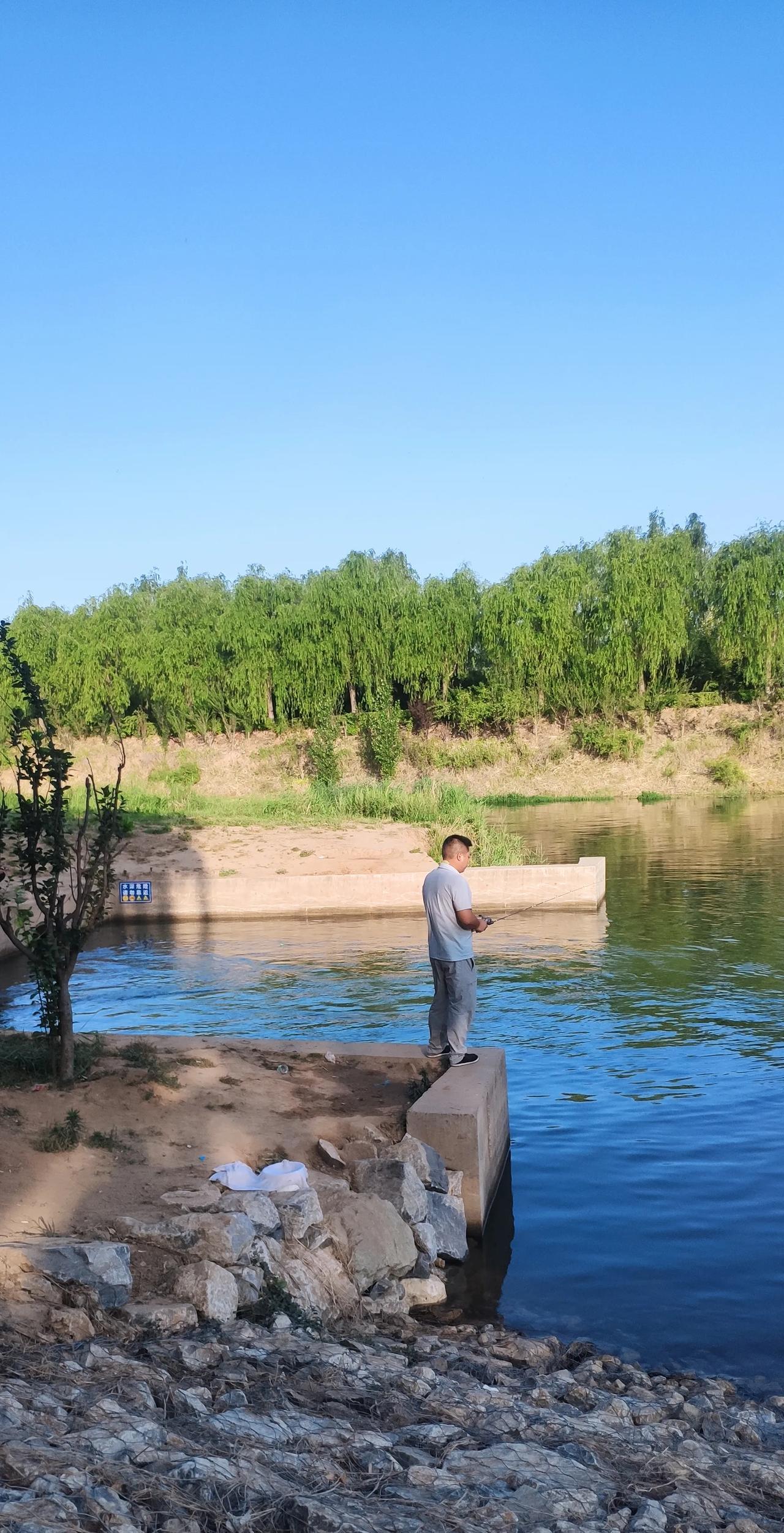 早晨乡间的河边风景秀丽，凉风轻抚着绿水，自然清新了许多，水声悦耳养神的出奇，坐在