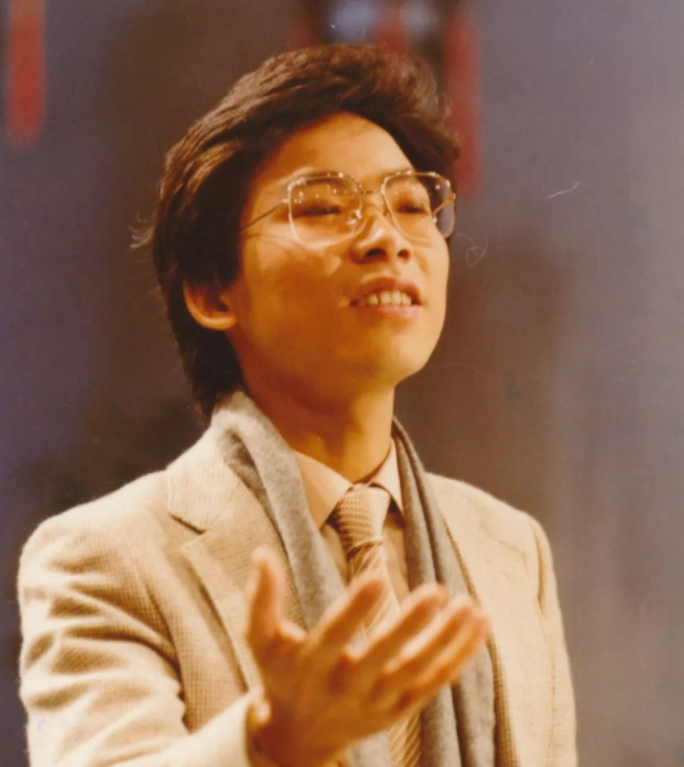 1984年，歌手张明敏得知祖国获得亚运会的举办权，但经费却严重不足还差6亿资金缺