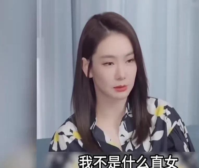 戚薇在感情观方面的态度，最近引发了不少人的关注。她大方表示，从不回避自己的性取向
