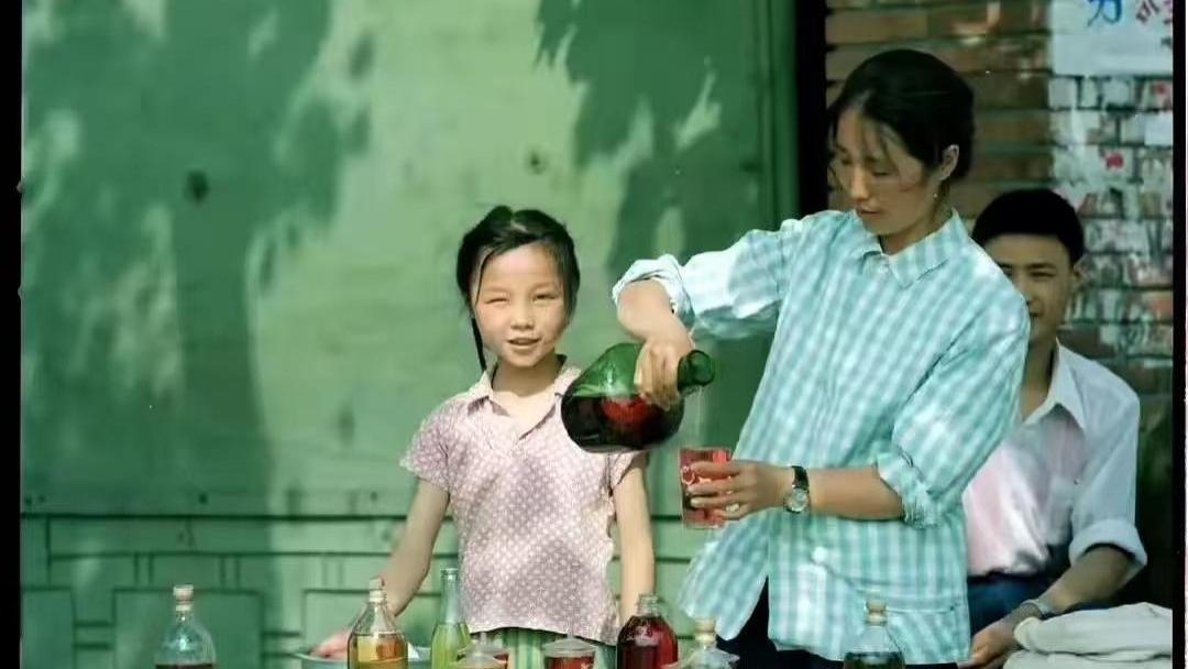 端午节，岳父岳母来家里做客，婆婆嫌饭菜太丰盛，儿子把桌子掀了