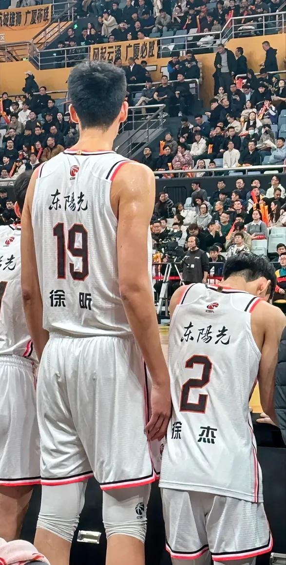 这一组25岁以下的12人名单，代表中国男篮参加比赛肯定能取得好成绩！
首发：徐杰