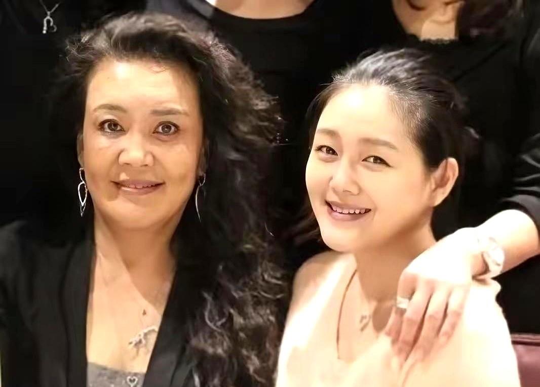婚礼当天，婆婆没露面，具俊晔妈妈连家门都没让大S进。网友炸锅：体面碎了一地。
倒