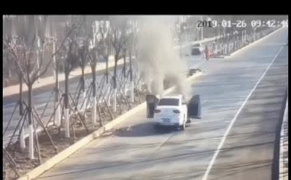 遇到危险各自保命？

有这么一对夫妻，车子起火了，丈夫困在火海里挣扎，而妻子