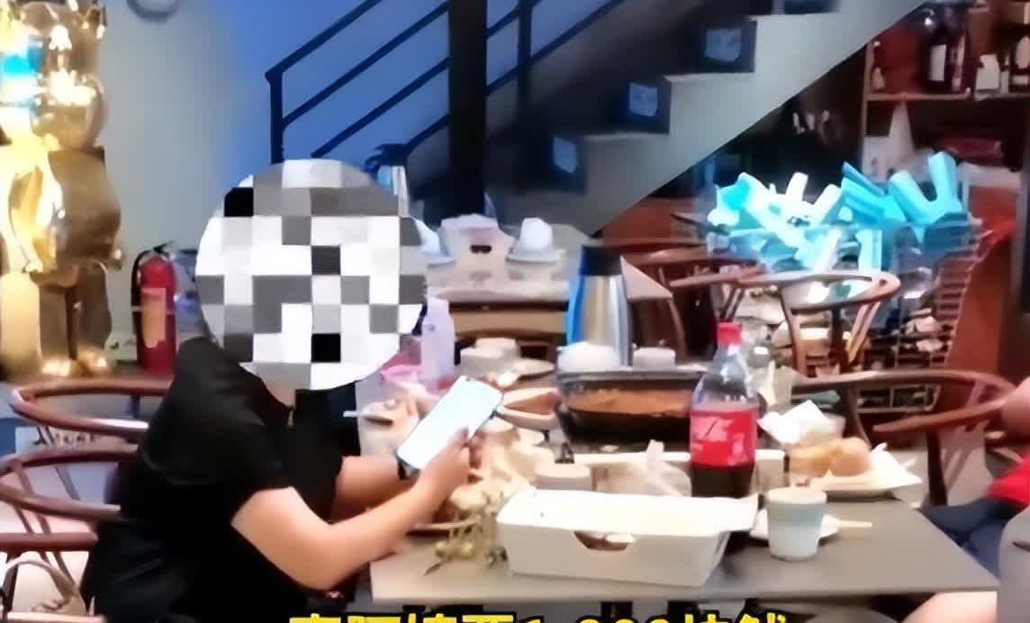 “太离谱!”广东，一50岁女子到饭店吃饭20多岁服务员上菜时，随口喊了女子两声“