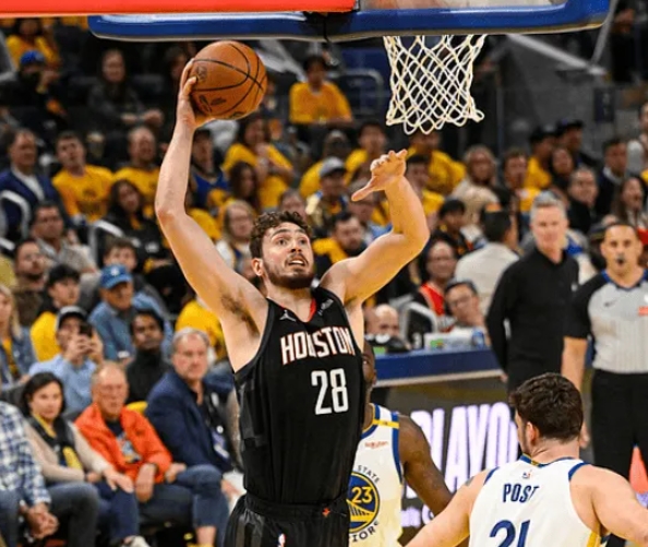 今天NBA季后赛火箭以93-104不敌勇士，系列赛大比分1-2落后勇士。
本场比