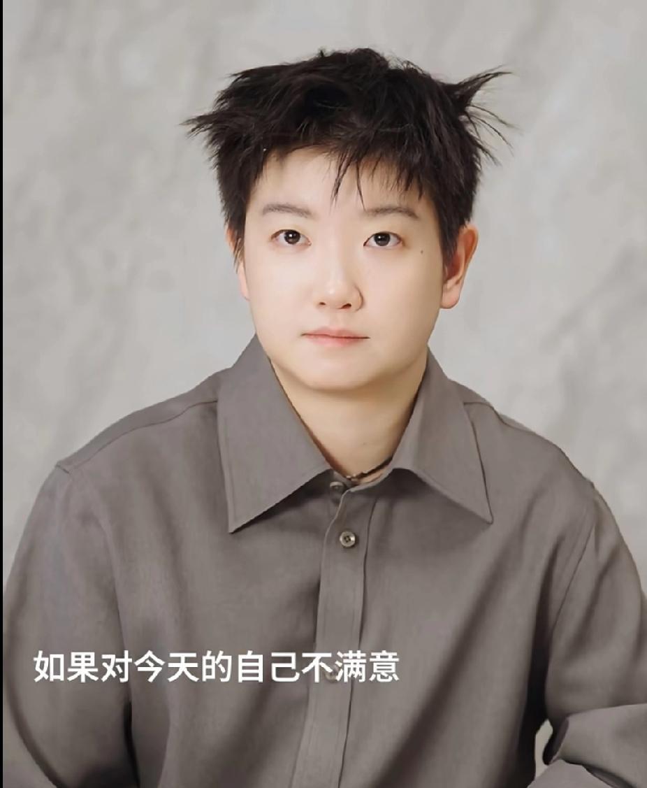 孙颖莎面对“对今天的自己不满意怎么办”的提问，给出“还有明天”的回答。这四个字是