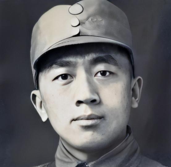 1942年，一名伪军师长派人送给粟裕一把伞，粟裕疑惑地打开伞一看，里面竟藏了一张