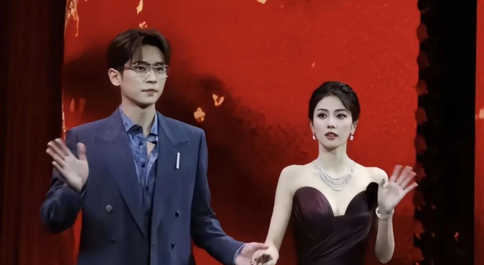 磊子宠溺的笑！期待和鹿鹿新的合作[捂脸]主要是白鹿气场太强大了，搁那一站就是女王
