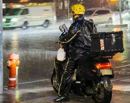 四川的李某，在手机上点了一份外卖，可等了很久都没送来。她点开手机看看，发现竟然被