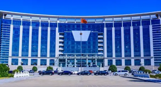 为了实现自己的法官梦，中级法院的助理小李不得不到基层法院任职法官，离开中院不是他