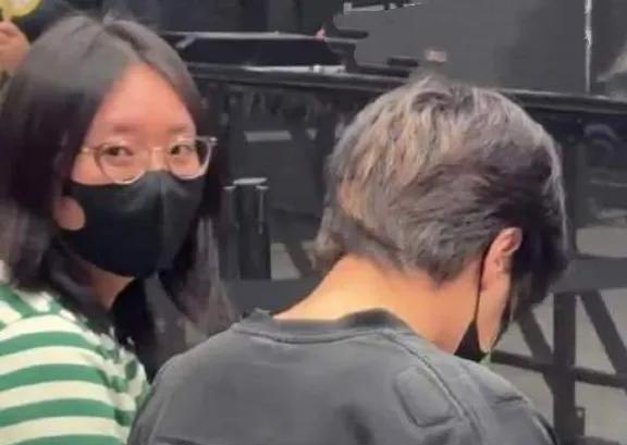 家人们谁懂啊！李雪琴居然带着男友现身毛不易演唱会了。现场李雪琴和男友并肩而坐，时