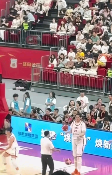 其实张子宇裸足没有226，她自己说是223左右。但是她有一点很可怕，就是头身比，