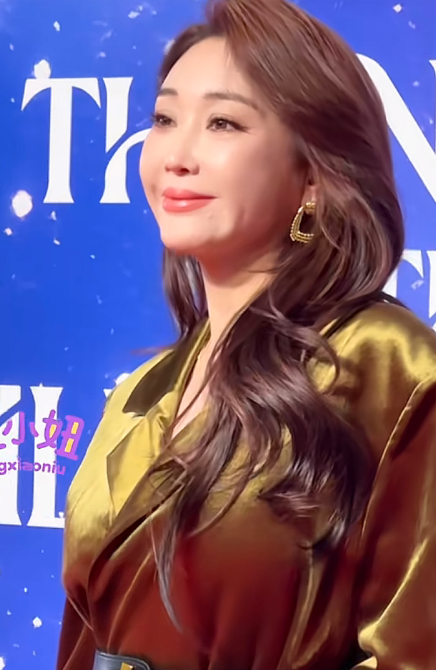 杜若溪这身装扮好看啊，大气还优雅！