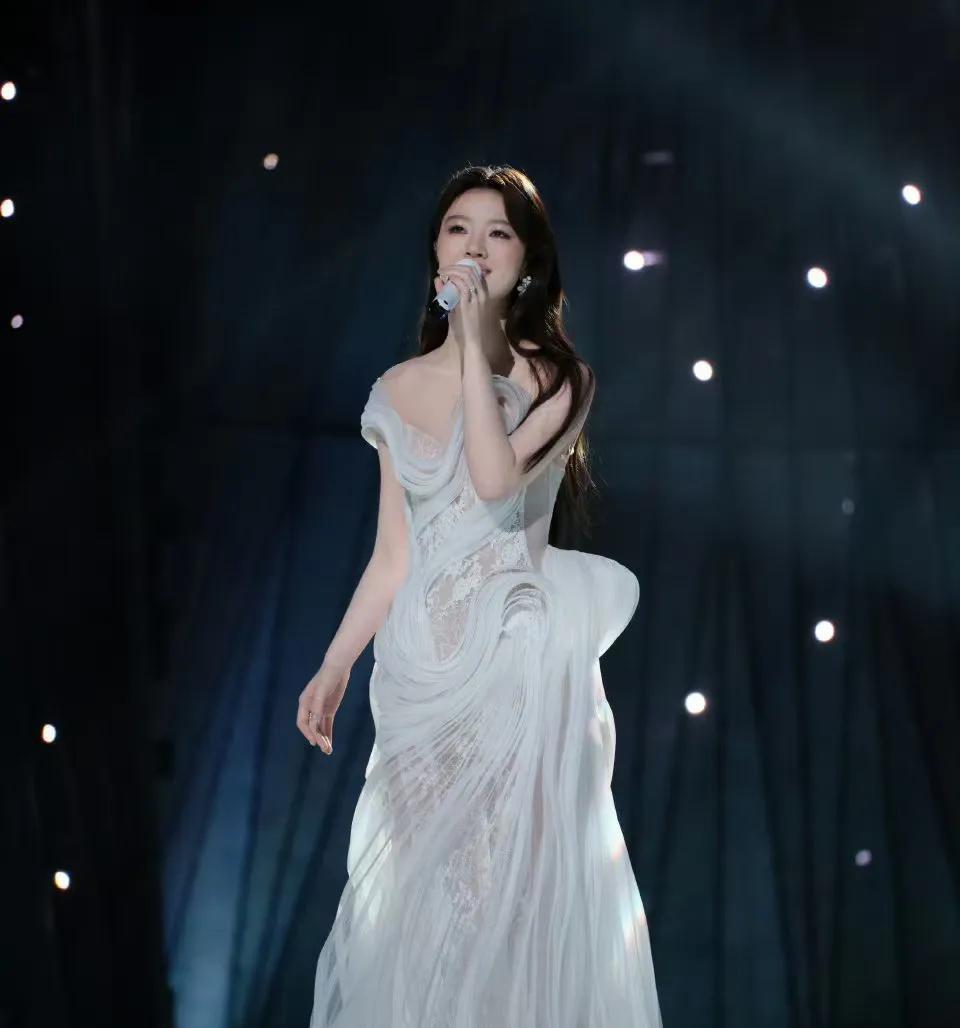 洪辰亮相《我是歌手》舞台，揭榜时刻引回忆杀
2011年的夏天，那个留着短发、嗓音