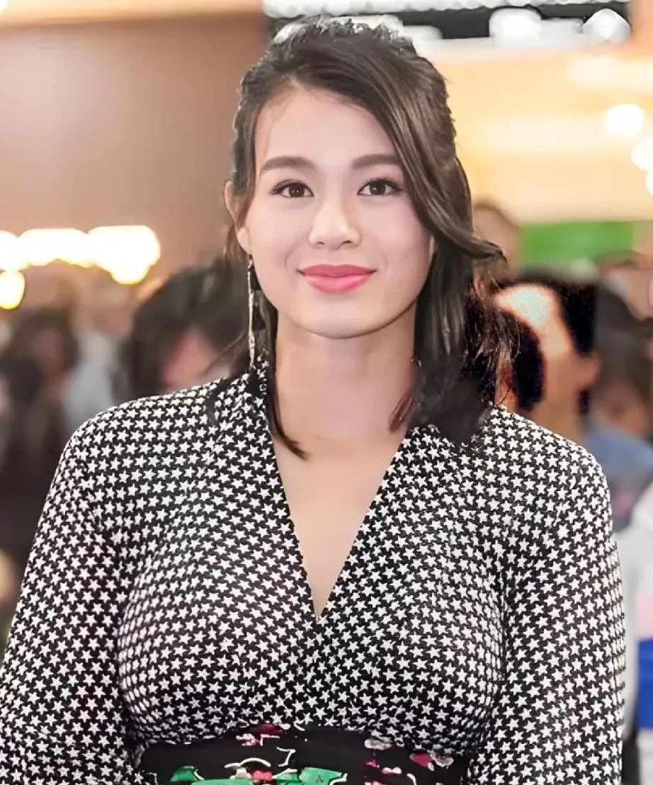 胡杏儿和老公那些事











我的天，胡杏儿老公的事她能不知道？别傻