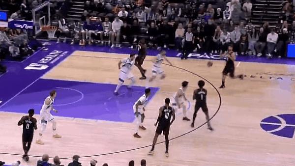 申京攻守转换接阿门助攻，大跨步杀到篮下上篮打进