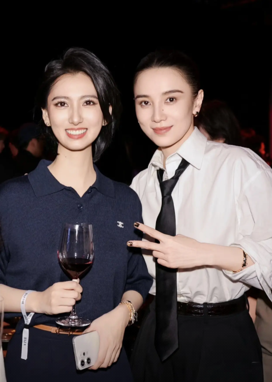 今年5月份，OPPO产品经理莫妮卡和演员宋佳的同框合影。
两位都是具有不同风格的