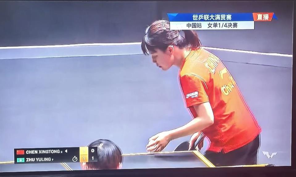 陈幸同与朱雨玲的比赛开始了，前两局1:1平，第3局1:2，陈幸同落后一分，朱雨玲
