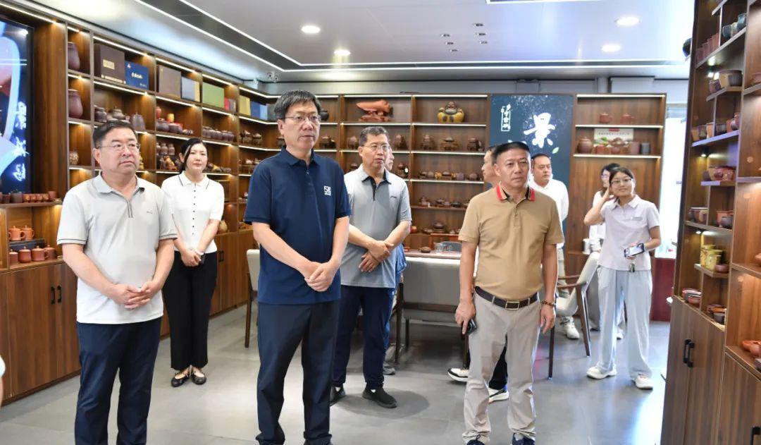 8月25日，乡宁县县长李永芳与重庆伍度造设创意农业服务有限责任公司杨建勇、观宇玻