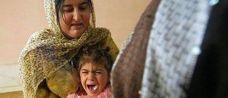 2010年，非洲一母亲不顾女儿的哀求，坚持用刀片割掉了她的一个器官，并大笑着说：