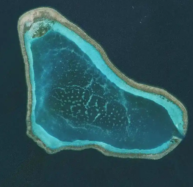菲方口气未免太狂
近日，菲律宾对中国发出警告，声称如果解放军继续出现在黄岩岛附近