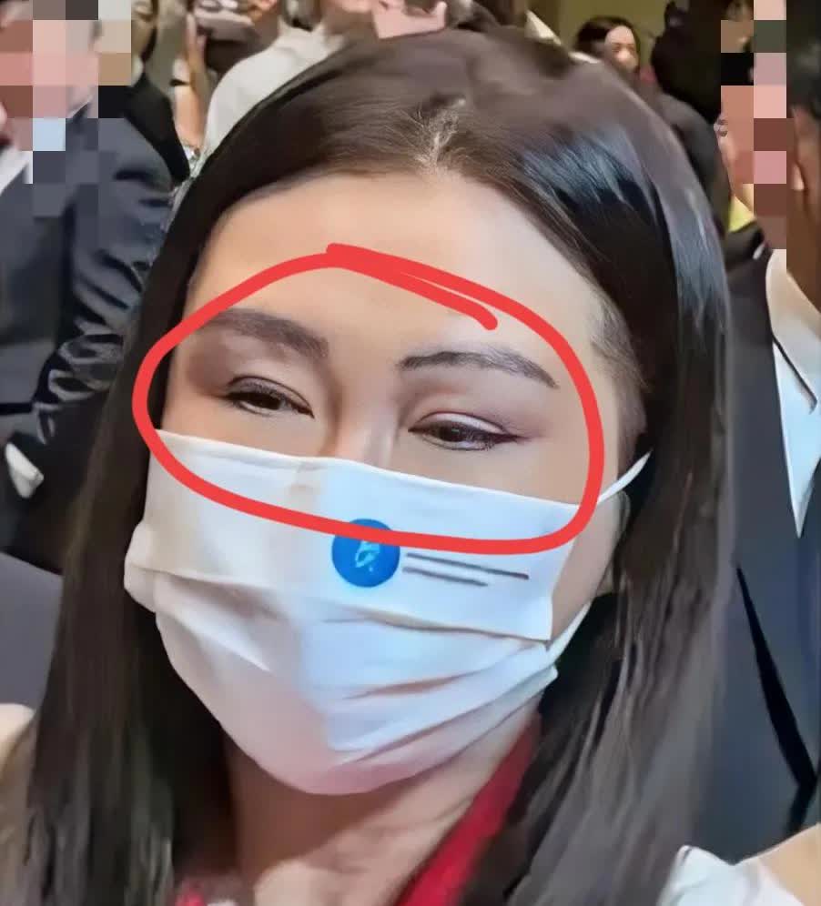 看到王祖贤的那一刻我真的震惊了，
不是因为她老了，
也不是因为她身材走样了，