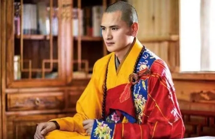 2006年，释明心放弃公务员的工作，抛弃父母，跑到寺庙里当了和尚，母亲哭着求他: