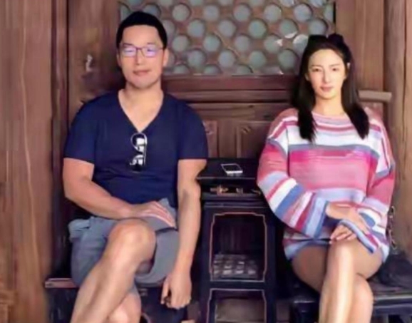 2016年，张雨绮和相识70天的富商袁巴元闪婚，不久后就火速生下了一对龙凤胎。没