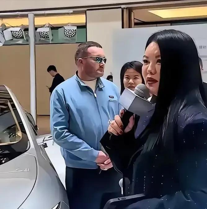 据说这是……李湘[黑线][尬笑]。看来岁月这副猪饲料，给予每个人的营养各有不同…