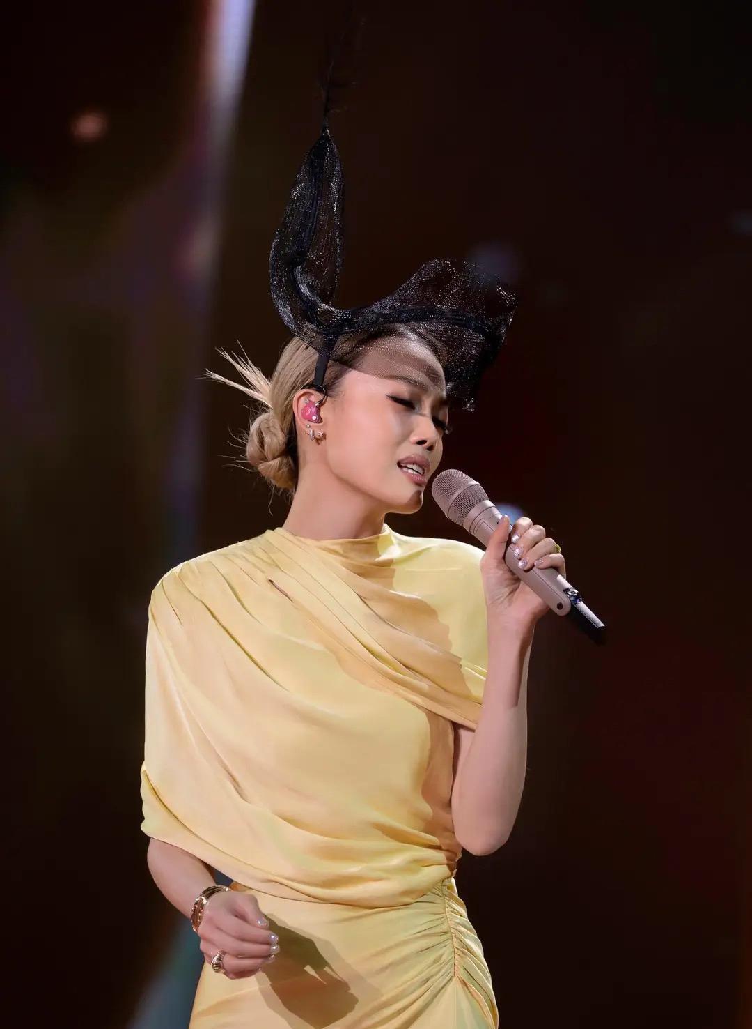 9月6日，容祖儿惊喜现身周笔畅上海演唱会，作为嘉宾惊艳登场。她身着一袭明艳黄色礼