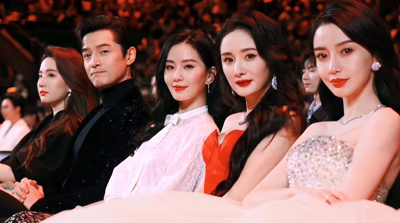 四位美女，围着胡歌。
刘亦菲挨着胡歌，一头大卷发，太美啦！美的自然，浑身散发着一