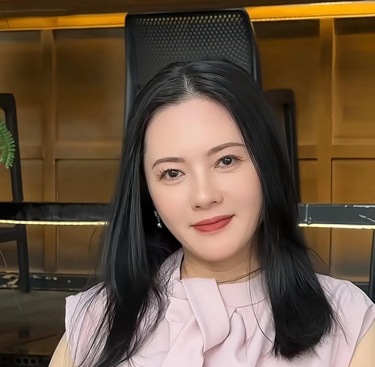 李丽珍真是漂亮，我承认，我对一个59岁的阿姨级别的人动心了[捂脸]，我也终于理解