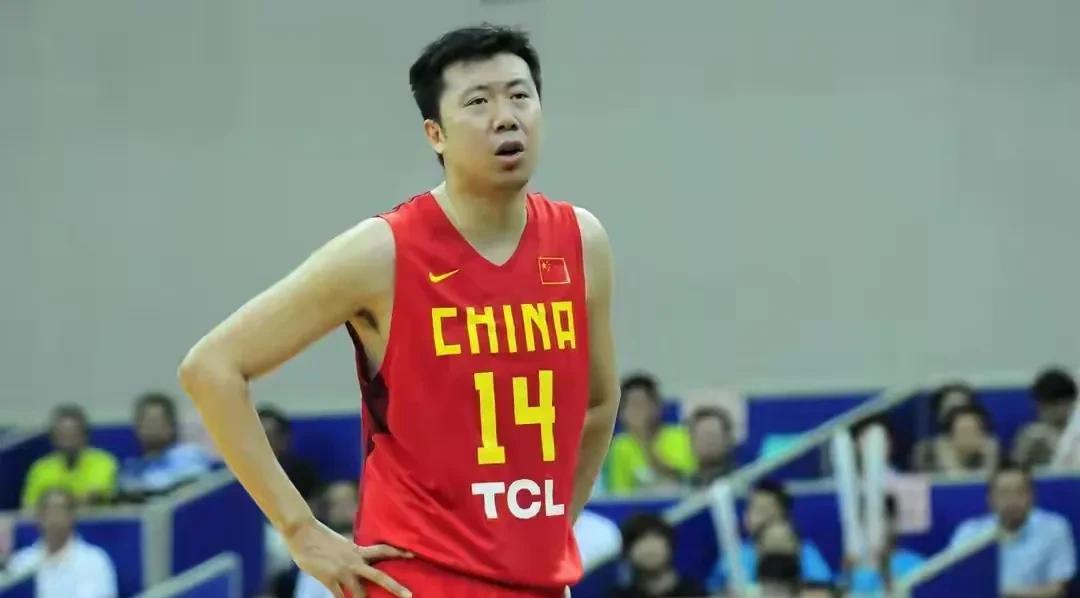 王治郅打了20个赛季到底赚了多少钱？
第一份，八一队3年赚了 9万元；
第二份，