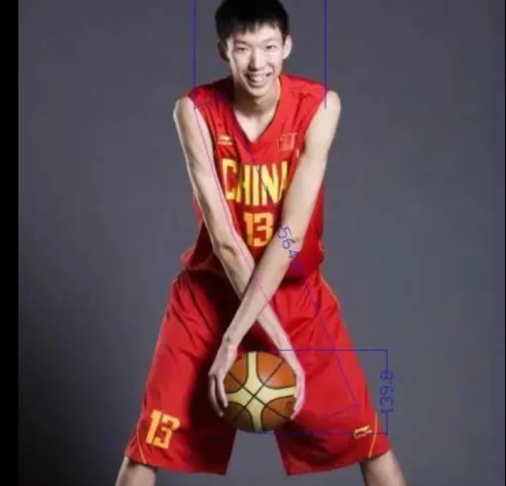 感谢周琦[作揖][作揖][作揖]！
这次中国男篮取得亚洲杯亚军，是近十年最好的