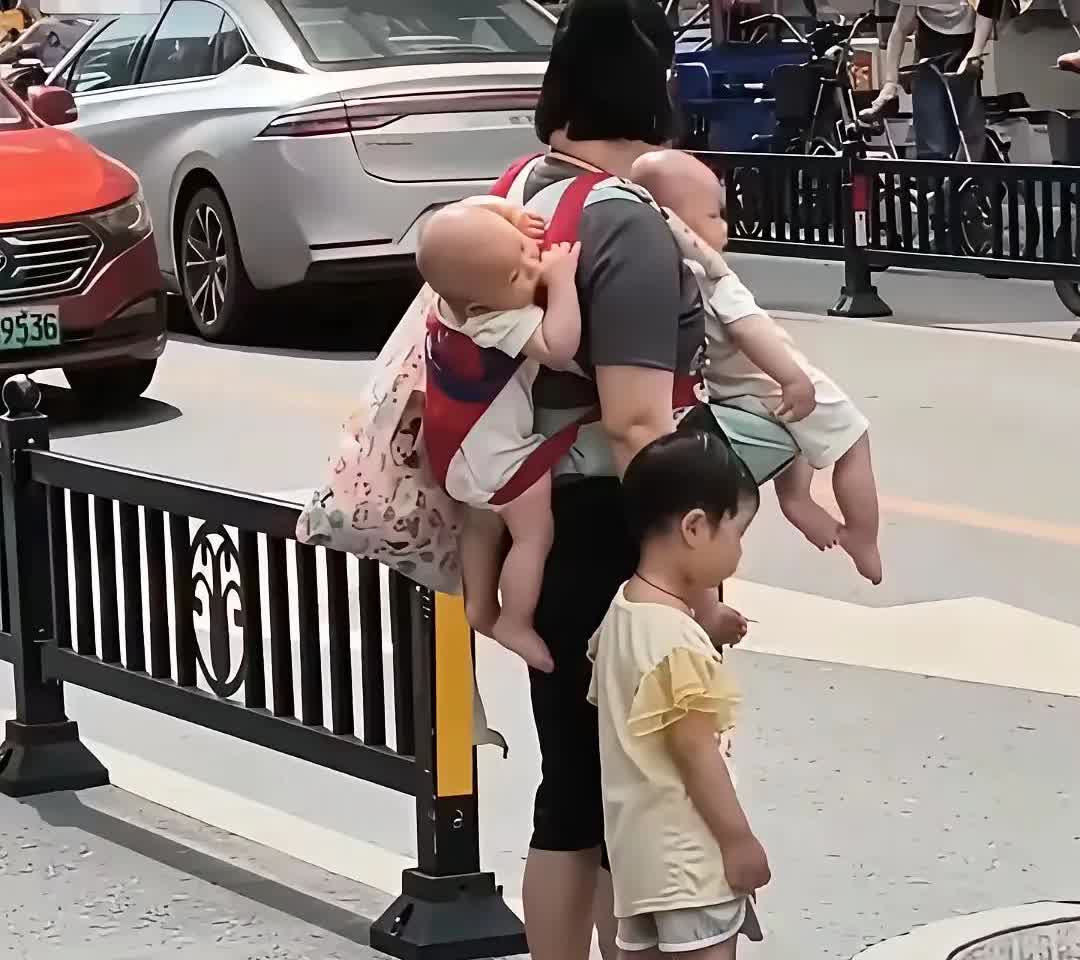 超生游击队来喽！
马路上，一位母亲的身影映入我的眼帘。瞧，她背上驮着一个小宝宝