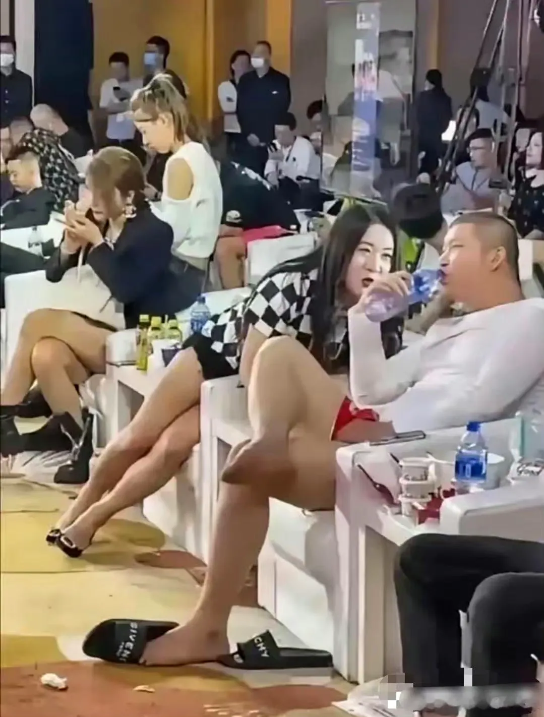 刷到一群东北网红的聚会，画面冲击力十足——拖拉板配四仰八叉的坐姿，随意翘着二郎腿