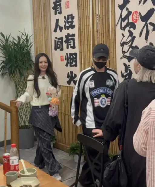 郭碧婷张予曦刘忻夜爬长城 浪姐友谊令人羡慕