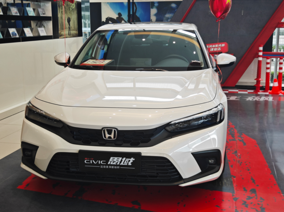 思域内饰异味太大，到4S店看车都不敢进车
假期去4S店看看我比较满意的思域，说实